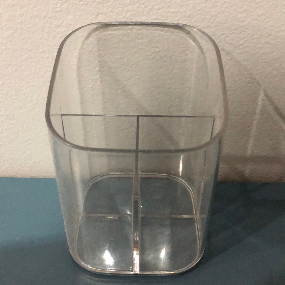 Makeup brush organizer